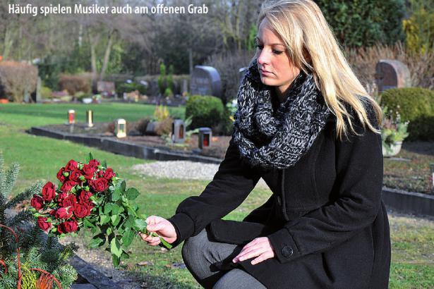 Häufig spielen Musiker auch am offenen Grab FOTO: © DAN RACE-FOTOLIA.COM