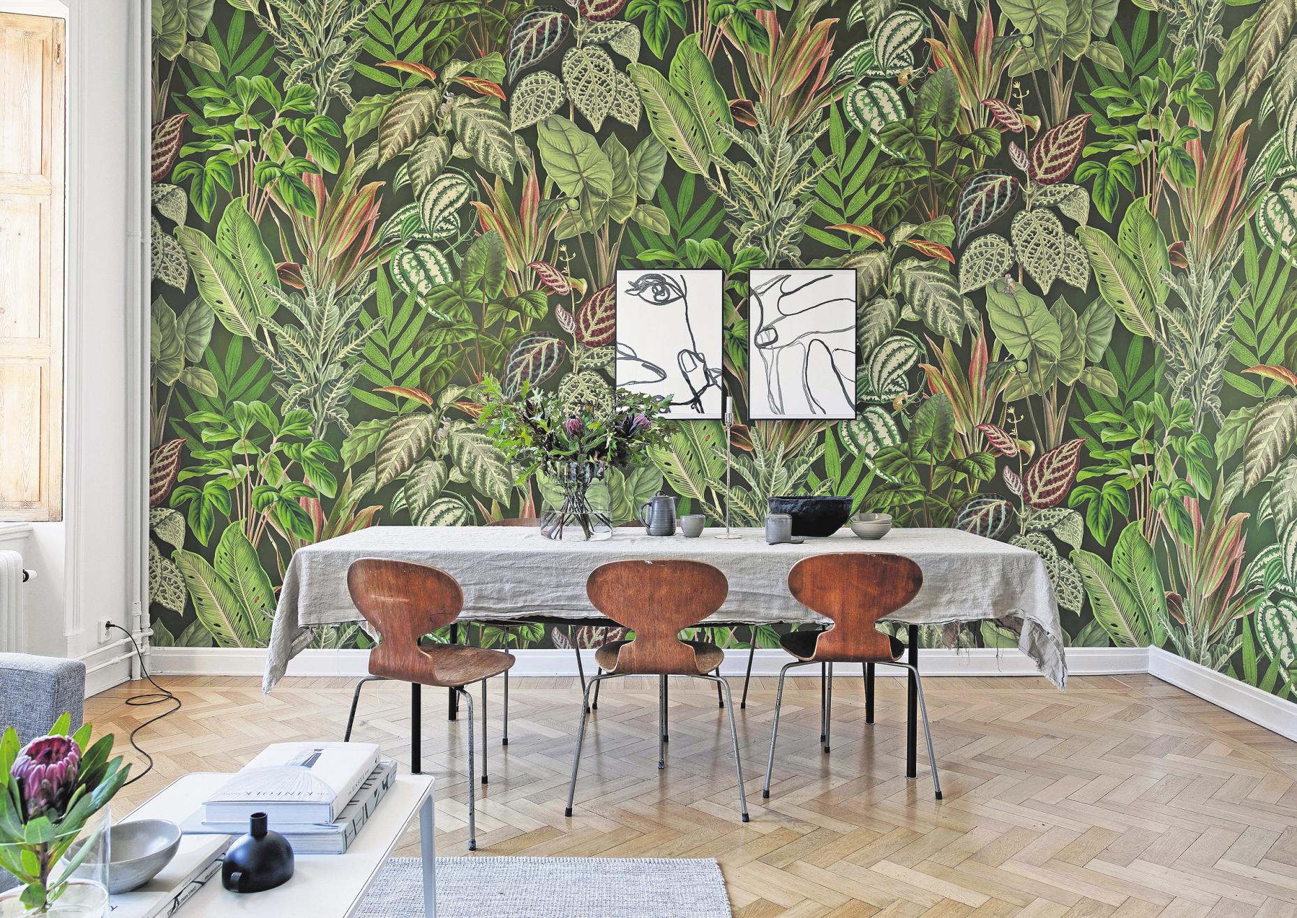 Das Esszimmer in diesem Altbau wird dank der Rebel-Walls-Tapete zur grünen Oase. Tisch und Stühle nehmen sich zurück. FOTO: REBEL WALLS / DIE WÄSCHEREI Das Esszimmer in diesem Altbau wird dank der Rebel-Walls-Tapete zur grünen Oase. Tisch und Stühle nehmen sich zurück. FOTO: REBEL WALLS / DIE WÄSCHEREI