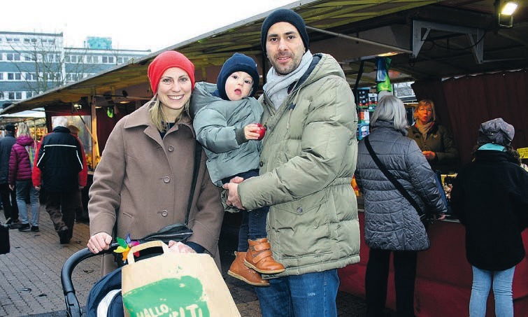 Großeinkauf vor Weihnachten: Valentin Treffert mit Sohn Raphael auf dem Arm und Ehefrau Sarath Fotos: jae Großeinkauf vor Weihnachten: Valentin Treffert mit Sohn Raphael auf dem Arm und Ehefrau Sarath Fotos: jae