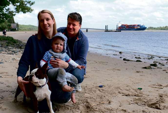 Susanne und Matthias Müller mit Sohn Gustav (1) genießen oft den Strand in der Nähe ihres Grundstücks. Susanne und Matthias Müller mit Sohn Gustav (1) genießen oft den Strand in der Nähe ihres Grundstücks.