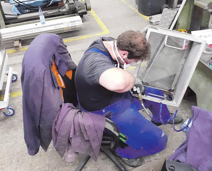 Um Verletzungen an scharfkantigen Kanten zu vermeiden, müssen Konstruktionsteile sorgfältig bearbeitet werden Um Verletzungen an scharfkantigen Kanten zu vermeiden, müssen Konstruktionsteile sorgfältig bearbeitet werden