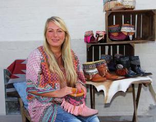 Natalie Kirstein mit selbstgestalteten Boots