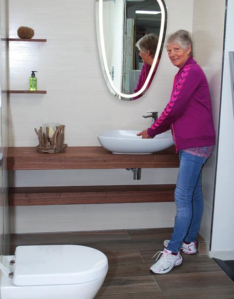 Großflächige Fliesen sind aus dem Bad nicht mehr wegzudenken: Heidrun Kretzschmar kombiniert gern dunkle Boden-Betonfliesen mit hellen Fliesen. Großflächige Fliesen sind aus dem Bad nicht mehr wegzudenken: Heidrun Kretzschmar kombiniert gern dunkle Boden-Betonfliesen mit hellen Fliesen.