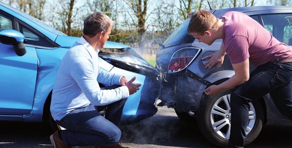 Rufen Sie bei einem Unfall besser einen unabhängigen Sachverständigen, wie Herrn Weisser (links im Bild). FOTO: ©STOCKBROKER-123RF