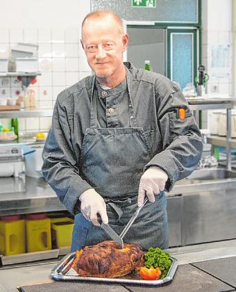 Der Braten gibt einen guten Saft ab. Daraus zaubert Svend Spahrbier dann eine köstliche Bratensoße Foto: Umsorg wohnen Der Braten gibt einen guten Saft ab. Daraus zaubert Svend Spahrbier dann eine köstliche Bratensoße Foto: Umsorg wohnen
