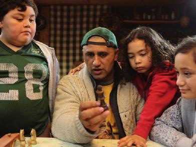 Genesis Potini (Cliff Curtis) lehrt Kinder das Schachspiel