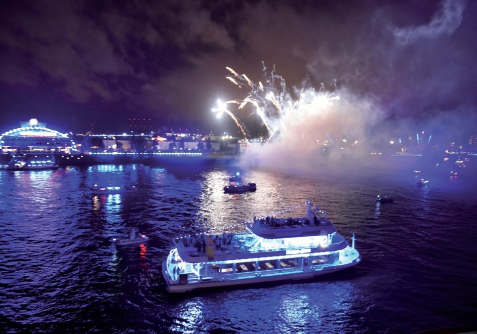 Die monegassische Reederei Silversea feierte ihre Premiere bei den Cruise Days mit einem Feuerwerk. Gestartet wurde es von der „Silver Wind“, die an den Landungsbrücken ferstgemacht hatte.