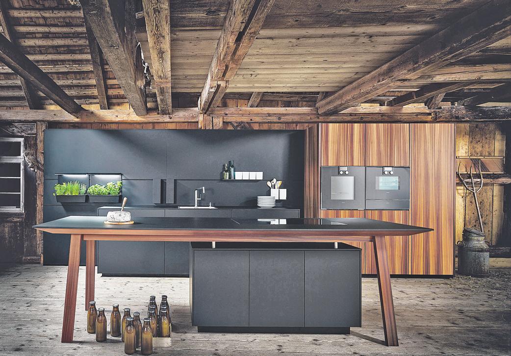 Die natürliche Optik des Lärche-Furniers korrespondiert bestens mit der eleganten Erscheinung des matten Hightech-Materials Fenix Die natürliche Optik des Lärche-Furniers korrespondiert bestens mit der eleganten Erscheinung des matten Hightech-Materials Fenix