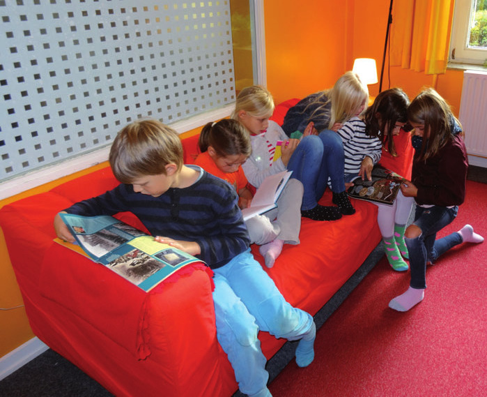 Etwa 2.600 Bücher können die Schüler ausleihen