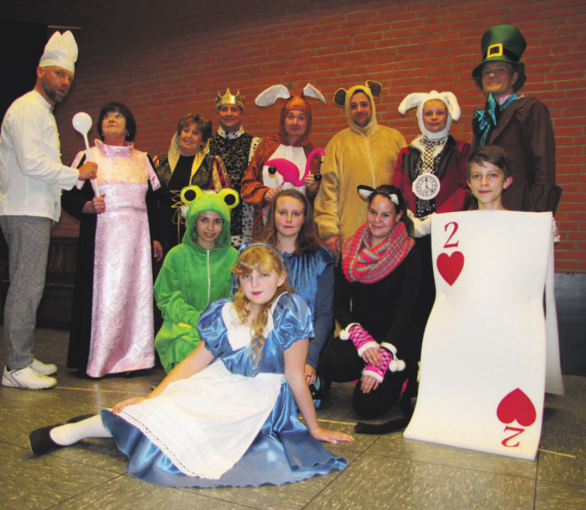 Die Wentorfer Bühne zeigt in diesem Jahr als Weihnachtsmärchen „Alice im Wunderland“ Foto: Rutke Die Wentorfer Bühne zeigt in diesem Jahr als Weihnachtsmärchen „Alice im Wunderland“ Foto: Rutke