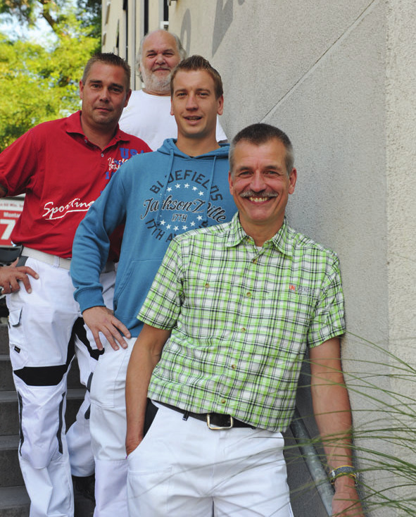 Malermeister Dieter Schulze (vorn) mit seinem Team