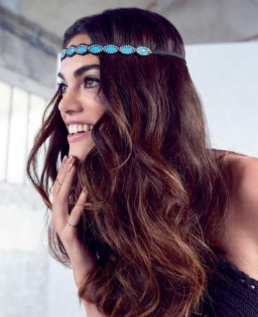 Glitzernde Haarbänder sorgen für das richtige Festival-Feeling à la Woodstock