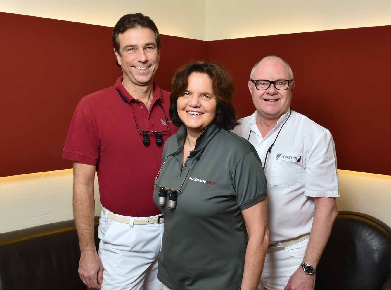 Helfen auch Patienten mit Verspannungen, Muskel-, Gelenk- und Kopfschmerzen oder Tinnitus: Dr. Thomas Knackstedt, Dr. Birgitt Susann Eggers, Holger Förster (v.l.n.r.) Helfen auch Patienten mit Verspannungen, Muskel-, Gelenk- und Kopfschmerzen oder Tinnitus: Dr. Thomas Knackstedt, Dr. Birgitt Susann Eggers, Holger Förster (v.l.n.r.)