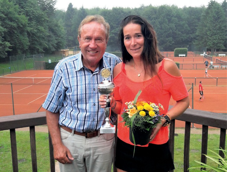 Damen 40: 1. Vanessa Assheuer (Wandsbeker TSV) vor Tanja Dönnecke (SV Blankenese) in Gruppenspielen, auf dem Foto Vanessa mit Turnierleiter Ehrich. Damen 40: 1. Vanessa Assheuer (Wandsbeker TSV) vor Tanja Dönnecke (SV Blankenese) in Gruppenspielen, auf dem Foto Vanessa mit Turnierleiter Ehrich.