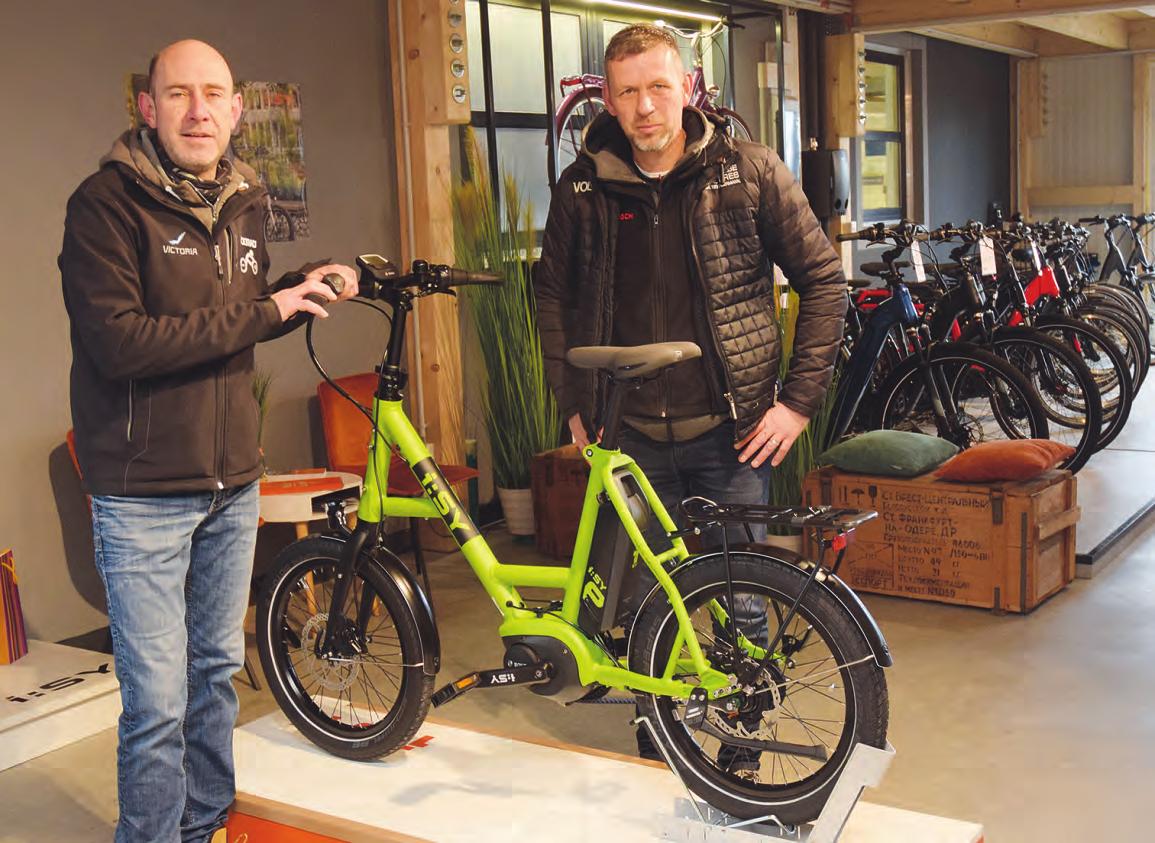 Die Inhaber von Voltrad, Ulrich Dürkorb (l.) und Stefan Kegel, halten für ihre Kunden eine große Auswahl an Pedelecs bereit. Hier zeigen sie ein mehrfach ausgezeichnetes E-Bike von „i:Sy“ Fotos: Klein Die Inhaber von Voltrad, Ulrich Dürkorb (l.) und Stefan Kegel, halten für ihre Kunden eine große Auswahl an Pedelecs bereit. Hier zeigen sie ein mehrfach ausgezeichnetes E-Bike von „i:Sy“ Fotos: Klein