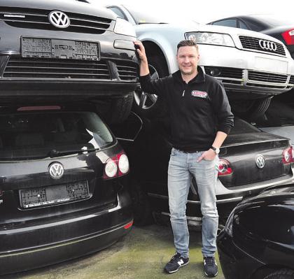 Das Angebot an Ersatzteilen aus hochwertigen Altfahrzeugen bei Tim Kiesow ist nach wie vor hoch. Das Unternehmen öffnet jetzt länger Das Angebot an Ersatzteilen aus hochwertigen Altfahrzeugen bei Tim Kiesow ist nach wie vor hoch. Das Unternehmen öffnet jetzt länger