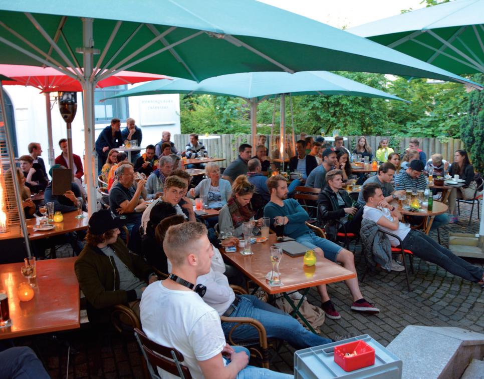 In der „Linde“ in Blankenese verfolgen besonders jüngere Fans die Spiele der EM