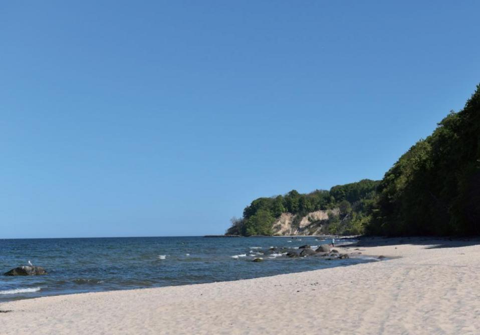 Rügens Strand in Göhren kann auch verwöhnte Gäste begeistern. Während Sonne, Sand und auch an manchen Tagen die Brandung die Besucher faszinieren können, erinnern Gastronomie und Service immer noch an die Honecker-Ära. Auch wenn die Küche heute international geprägt ist – Soljanka gibt es nach wie vor in ganz unterschiedlichen Varianten.