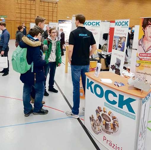 An den Ständen der Aussteller können sich Schüler über die angebotenen Ausbildungsstellen informieren und erste Kontakte zu den anwesenden Unternehmen knüpfen. Foto: pr An den Ständen der Aussteller können sich Schüler über die angebotenen Ausbildungsstellen informieren und erste Kontakte zu den anwesenden Unternehmen knüpfen. Foto: pr