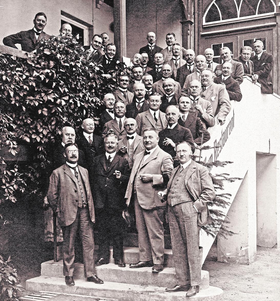 EIN GRUPPENBILD MIT SELTENHEITSWERT Im August 1925 traf sich die Führungsriege der Bergedorfer Wirtschaft in Ratzeburg zum Stiftungsfest der Wirtschaftlichen Vereinigung. Mit dabei die namhaftesten Fabrikanten der Stadt, darunter Albert Dietrichs, Wilhelm Dietrichs und Gustav Hein von der Glasfabrik Hein & Dietrichs, Oskar Rümcker von der Stuhlrohrfabrik Rümcker & Ude und Albert Lavy von der Faserstoff-Zurichterei an der Kampchaussee. Auch im Bild: der damalige Geschäftsführer der WV, Heinrich Wesemann. FOTO:ARCHIV WSB EIN GRUPPENBILD MIT SELTENHEITSWERT Im August 1925 traf sich die Führungsriege der Bergedorfer Wirtschaft in Ratzeburg zum Stiftungsfest der Wirtschaftlichen Vereinigung. Mit dabei die namhaftesten Fabrikanten der Stadt, darunter Albert Dietrichs, Wilhelm Dietrichs und Gustav Hein von der Glasfabrik Hein & Dietrichs, Oskar Rümcker von der Stuhlrohrfabrik Rümcker & Ude und Albert Lavy von der Faserstoff-Zurichterei an der Kampchaussee. Auch im Bild: der damalige Geschäftsführer der WV, Heinrich Wesemann. FOTO:ARCHIV WSB