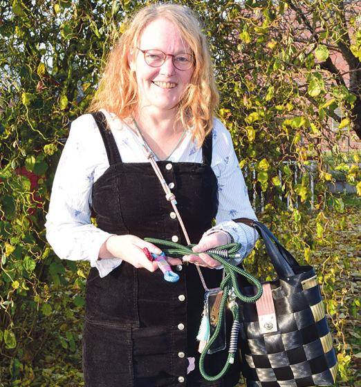 Andrea Friedrich-Thiede gehen die Ideen für schöne Dinge nie aus. Deshalb entstehen an ihrem Arbeitsplatz daheim Taschen, Schlüsselanhänger, Hundeleinen, Handyketten und vieles mehr Foto: Klein Andrea Friedrich-Thiede gehen die Ideen für schöne Dinge nie aus. Deshalb entstehen an ihrem Arbeitsplatz daheim Taschen, Schlüsselanhänger, Hundeleinen, Handyketten und vieles mehr Foto: Klein