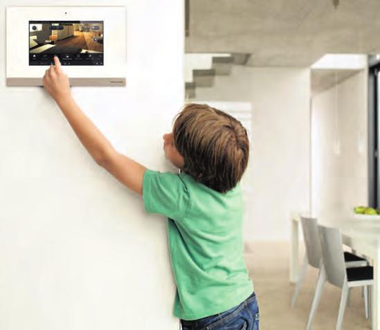 Kinderleicht zu bedienen: Mit einem Smart-Home-System lassen sich die Raumtemperatur, das Licht, die Rollläden und vieles mehr komfortabel über eine einzige Schalttafel steuern. Foto: Busch-Jaeger Kinderleicht zu bedienen: Mit einem Smart-Home-System lassen sich die Raumtemperatur, das Licht, die Rollläden und vieles mehr komfortabel über eine einzige Schalttafel steuern. Foto: Busch-Jaeger
