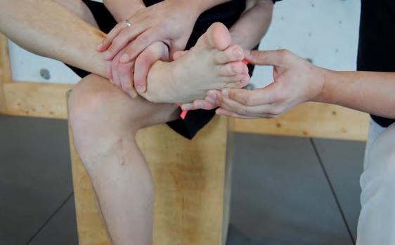 Bewegen und dehnen Sie Ihre Füße durch. Bewegen und dehnen Sie Ihre Füße durch.