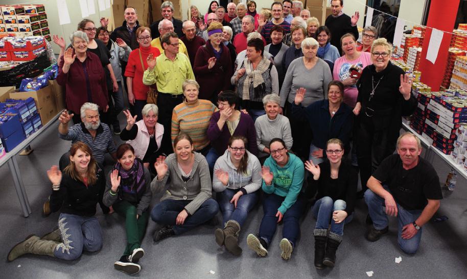 Das Team der Deutschen Hilfs gemeinschaft packt fleißig Pakete
