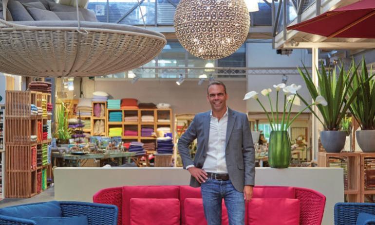 Inhaber Thies Gudewer präsentiert in seinem Showroom Möbel, Gartenbeleuchtung und vieles mehr.
