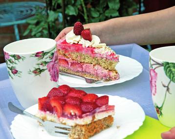 Süße Träume genießen Besucher im Kaffeegarten unter den alten Hofeichen. Foto: Cassenshof Süße Träume genießen Besucher im Kaffeegarten unter den alten Hofeichen. Foto: Cassenshof