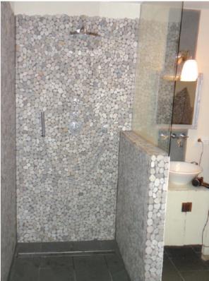 Barrierefreie Dusche mit Handbrause und Tellerbrausekopf