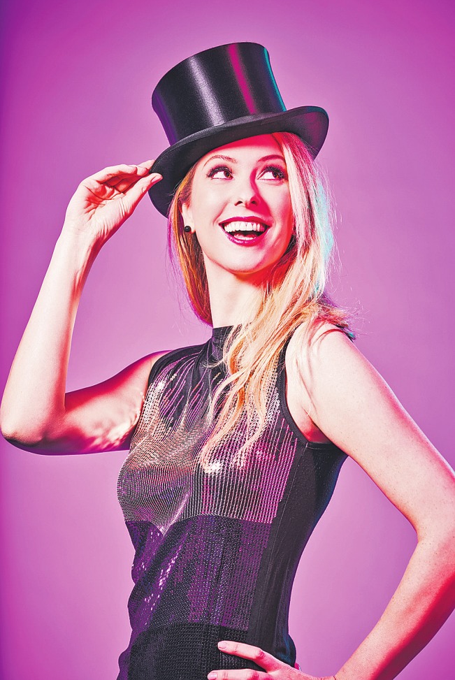 Die Magierin Alana verzaubert das Publikum Die Magierin Alana verzaubert das Publikum