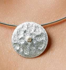 Schmuck von Bastian Inverun erfüllt höchste Ansprüche an Design, Material und Verarbeitung. Foto: Bastian Inverun Schmuck von Bastian Inverun erfüllt höchste Ansprüche an Design, Material und Verarbeitung. Foto: Bastian Inverun