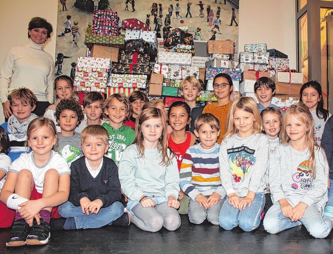 Die Klassensprecherinnen und Klassensprecher und die Leiterin der Grundschule Knauerstraße, Corinna Jorden, vor den mehr als 160 Weihnachtspäckchen für Kinder in Osteuropa Foto: Hanke Die Klassensprecherinnen und Klassensprecher und die Leiterin der Grundschule Knauerstraße, Corinna Jorden, vor den mehr als 160 Weihnachtspäckchen für Kinder in Osteuropa Foto: Hanke