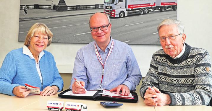 Umzugsberater Patrick Pulfer (Mitte) mit Helga und Rolf Bahruth: Das Reinbeker Ehepaar ist mit der Spedition Jan Bode umgezogen und sagt: „Wir sind sehr zufrieden mit dem Ergebnis und können diesen Service nur weiterempfehlen!“ Foto:Bode Umzugsberater Patrick Pulfer (Mitte) mit Helga und Rolf Bahruth: Das Reinbeker Ehepaar ist mit der Spedition Jan Bode umgezogen und sagt: „Wir sind sehr zufrieden mit dem Ergebnis und können diesen Service nur weiterempfehlen!“ Foto:Bode