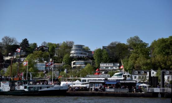 Am Anleger Neumühlen drängten die Besucher auf die Museumsschiffe