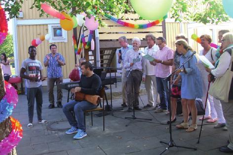 Gemeinsames Singen beim Sommerfest in Sieversstücken