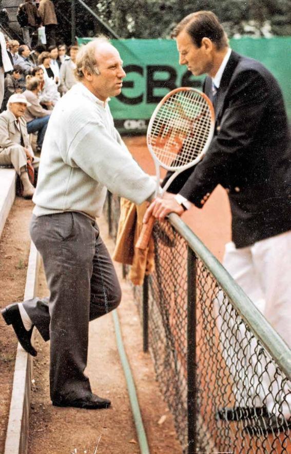Begegnung zwischen Niki Pilic und Uwe Seeler am Rothenbaum in den 80er-Jahren. In München trainierte Pilic auch Seelers Tochter. Fotos: Witters, Jürgen Hasenkopf Begegnung zwischen Niki Pilic und Uwe Seeler am Rothenbaum in den 80er-Jahren. In München trainierte Pilic auch Seelers Tochter. Fotos: Witters, Jürgen Hasenkopf