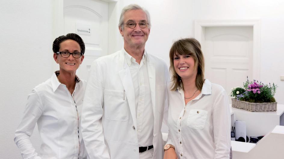 Sind ein eingespieltes Team: Dr. med. Andreas H. Pust (Mitte) mit seinen beiden medizinischen Fachangestellten Stephanie Lichtenfeld (links) und Manuela Siddique