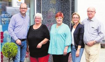 Daniel Neumann und Reiseverkehrskauffrau Mariette Liebetanz (li.) mit dem Team. Foto: Privat Daniel Neumann und Reiseverkehrskauffrau Mariette Liebetanz (li.) mit dem Team. Foto: Privat