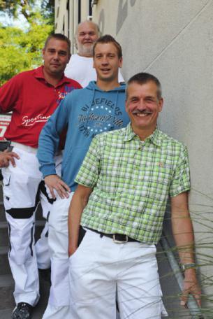 Malermeister Dieter Schulze (vorn) mit seinem Team