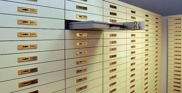 Hier liegen Schmuck, Dokumente und andere wichtige Dinge sicher: ein Bankschließfach der Haspa. Foto: Torsten Borchers Hier liegen Schmuck, Dokumente und andere wichtige Dinge sicher: ein Bankschließfach der Haspa. Foto: Torsten Borchers