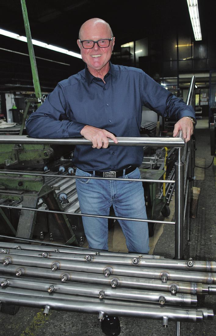 Individuelle Wünsche werden nach Maß gefertigt: Ingenieur und Leiter des Unternehmens Thorsten Mistereck mit einem Terrassengeländer aus Edelstahl. Individuelle Wünsche werden nach Maß gefertigt: Ingenieur und Leiter des Unternehmens Thorsten Mistereck mit einem Terrassengeländer aus Edelstahl.
