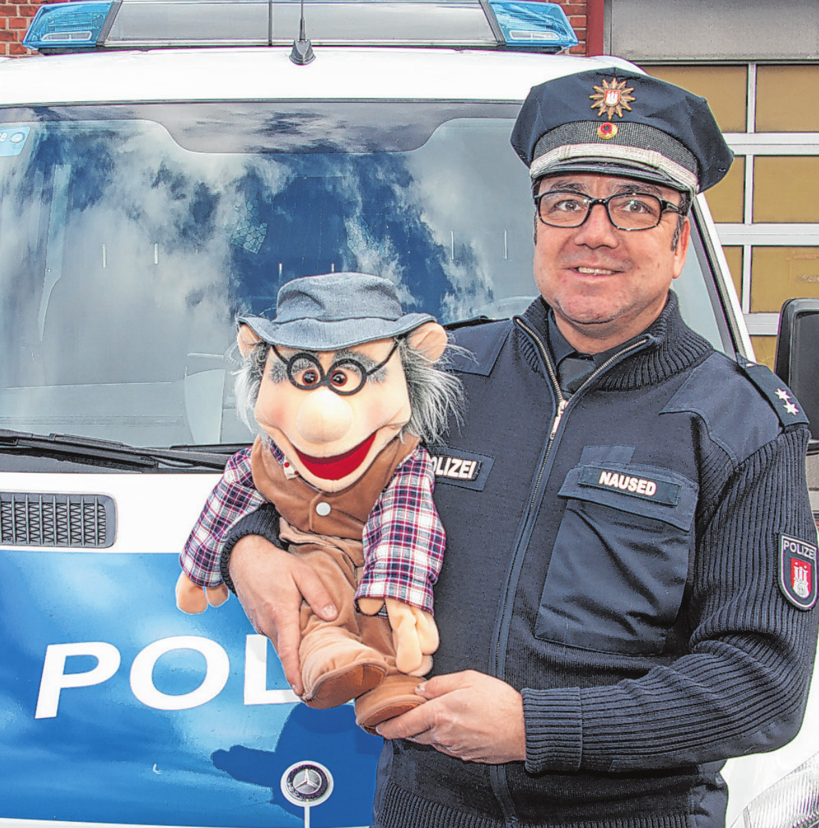 Herr Maschke kämpft sich durch den Straßenverkehr. Oberkommissar Jörg Naused haucht der Puppe Leben ein Foto: Umsorgt wohnen Herr Maschke kämpft sich durch den Straßenverkehr. Oberkommissar Jörg Naused haucht der Puppe Leben ein Foto: Umsorgt wohnen