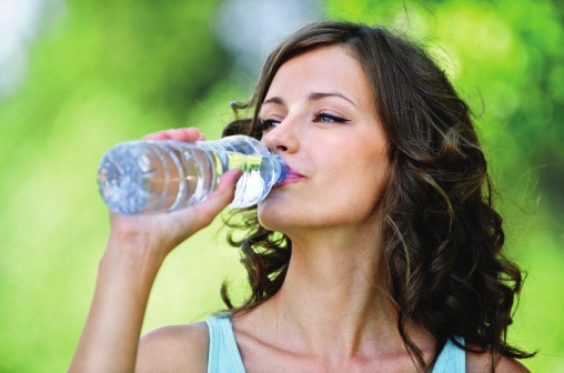 Vor und nach dem Sport sollte man viel Wasser trinken. Foto: thinkstock Vor und nach dem Sport sollte man viel Wasser trinken. Foto: thinkstock
