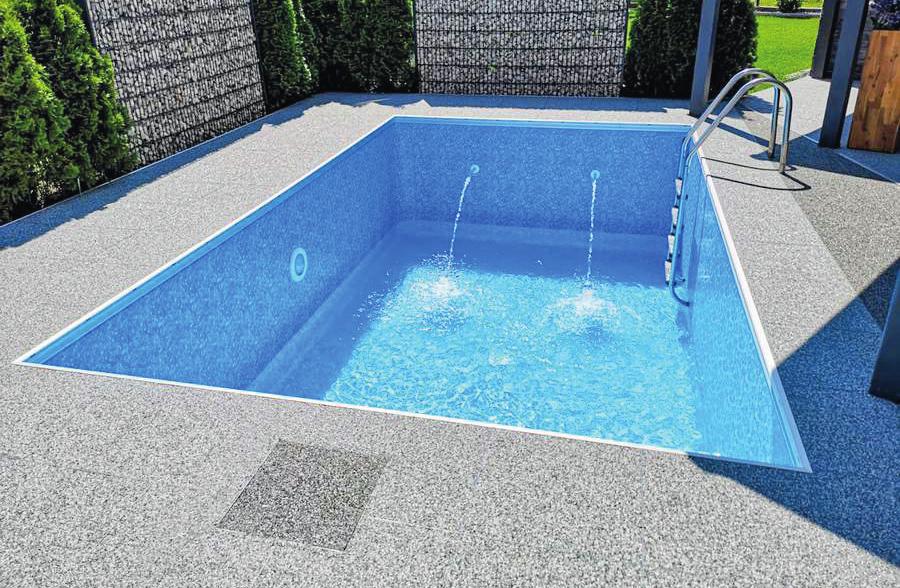 Ein Natursteinteppich ist schnell verlegt und sorgt für Trittsicherheit rund um den Pool oder andere Wasserflächen im Garten Foto: djd/ Renofloor Ein Natursteinteppich ist schnell verlegt und sorgt für Trittsicherheit rund um den Pool oder andere Wasserflächen im Garten Foto: djd/ Renofloor