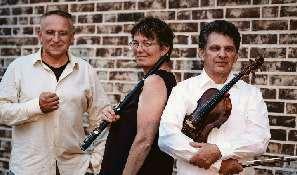 Der ukrainische Künstler Kalinowsky und seine Kollegen vom Trio Cecilia Der ukrainische Künstler Kalinowsky und seine Kollegen vom Trio Cecilia