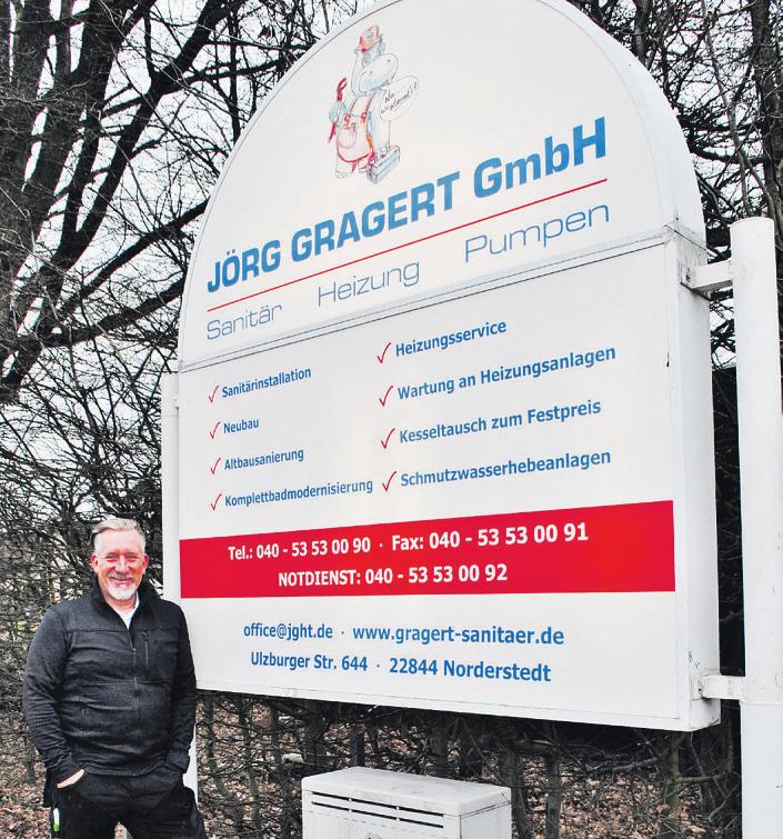 Auf keinen Fall sollten Fliesen und Steine mit einem Hochdruckreiniger bearbeitet werden. Kay Rebmann hat sämtliche Präparate parat, die eine Säuberung der Terrassensteine vereinfachen Fotos: Tina Jordan Auf keinen Fall sollten Fliesen und Steine mit einem Hochdruckreiniger bearbeitet werden. Kay Rebmann hat sämtliche Präparate parat, die eine Säuberung der Terrassensteine vereinfachen Fotos: Tina Jordan