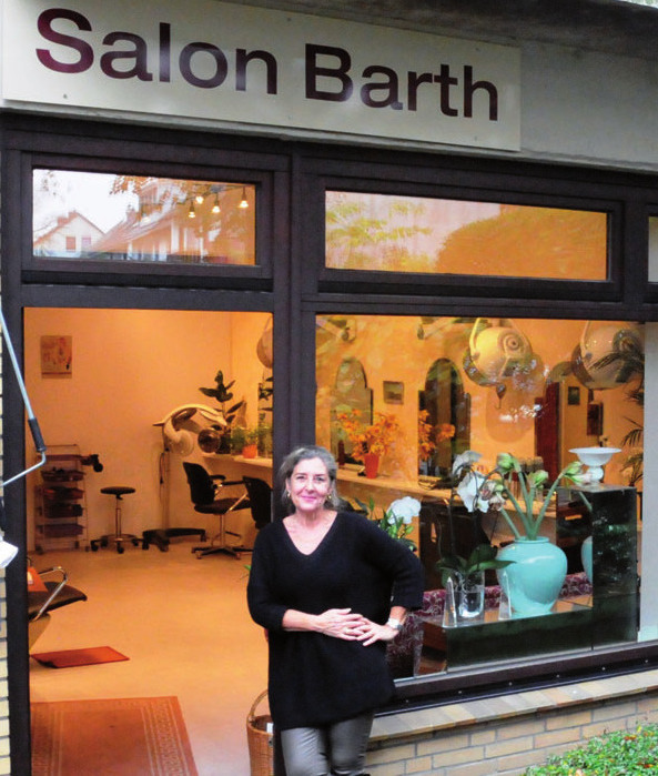 Friseurmeisterin Kathrin Barth vor ihrem Salon im Tönninger Weg