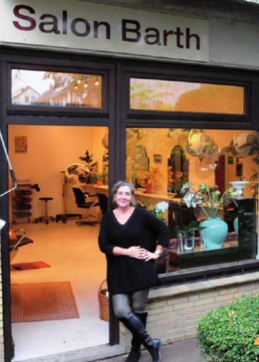Friseurmeisterin Kathrin Barth vor ihrem Salon